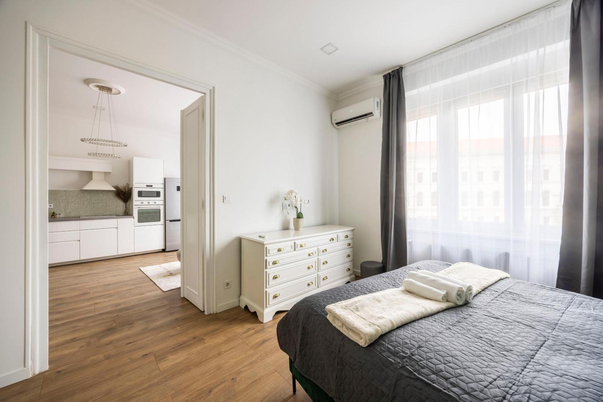 Luxy Central Spacious & Cozy Residence With Balcony Budapest Bagian luar foto